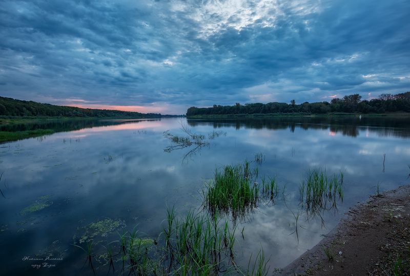 Тихий рассвет над рекой фото превью