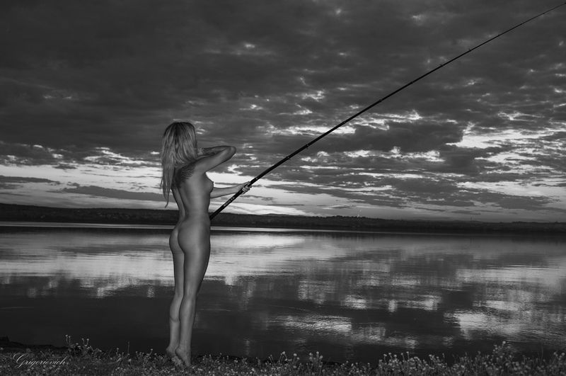 девушка. портрет. красота. глаза. грудь удочка рыбалка, река. Вечерняя рыбалка.photo preview