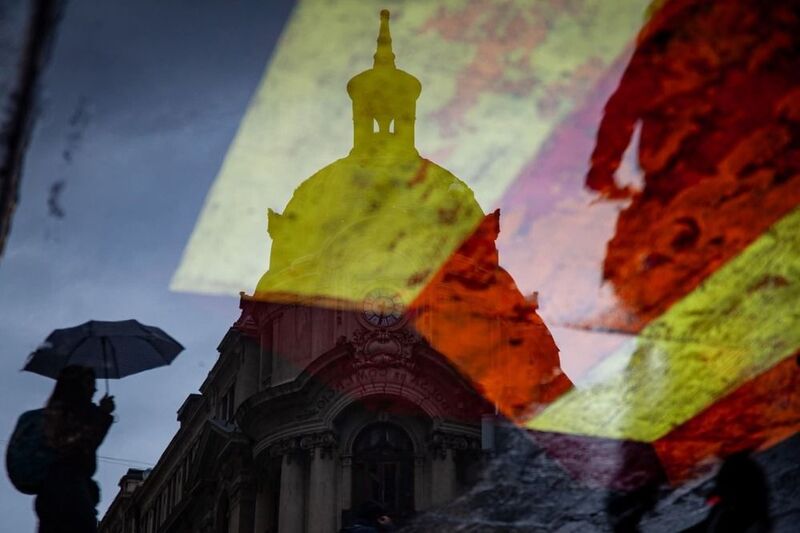 streetphotography, street, fotografía callejera, bastian cifuentes araya, periodista furioso, streetphoto, street photo, street photography, bolsa de comercio de santiago, lluvia, rain BOLSA DE COMERCIO DE SANTIAGOphoto preview