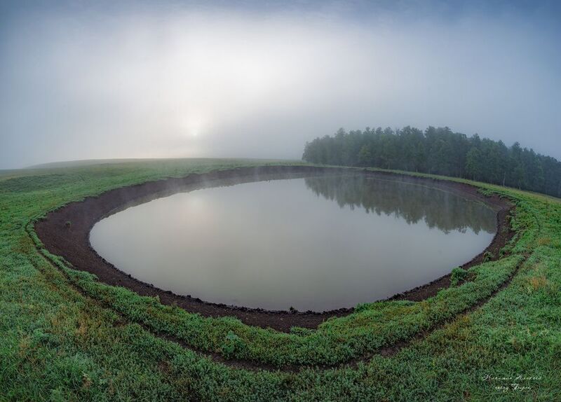 Карстовая воронка наполненная дождевой водой фото превью