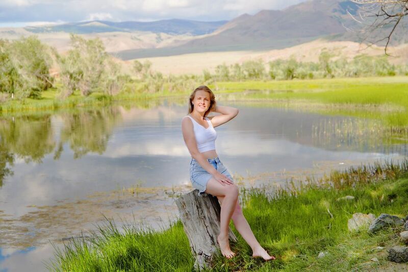 У озераphoto preview