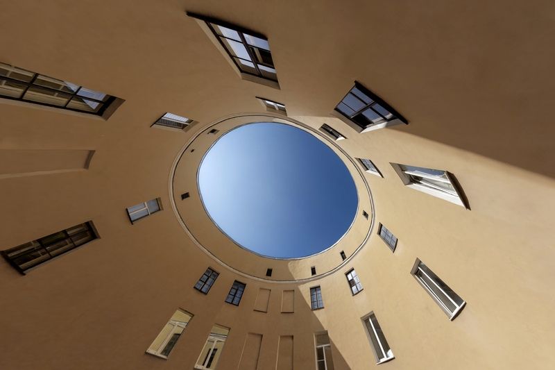 город архитектура старинная застройка двор Round yardphoto preview