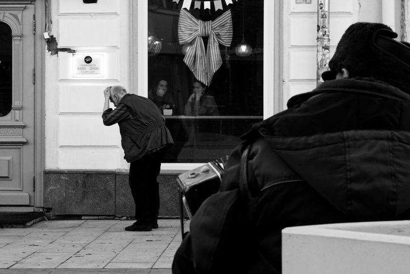 У прохожих на видуphoto preview