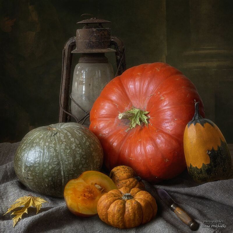 натюрморт, овощи, урожай, старый фонарь, тыква Натюрморт с тыквами и старым фонаремphoto preview