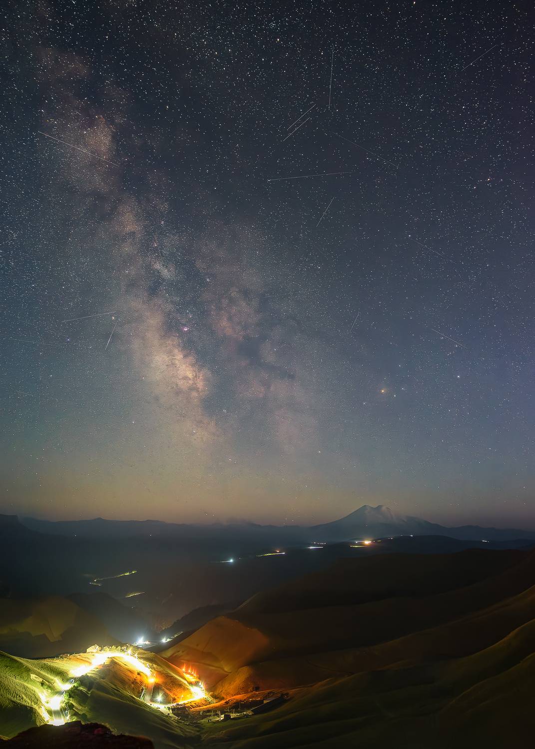 Трафик космический и наземный. Автор: Zakharov Armen кавказ, кабардино-балкария, горы, эльбрус, ночь, ночь в горах, млечный путь, звездное небо, Zakharov Armen