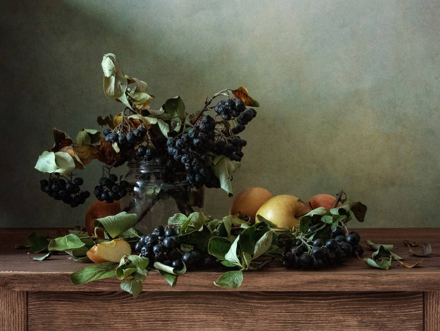 Увядание. Автор: Ирина Зиннурова натюрморт, черноплодная рябина, гроздья рябины, Ирина Зиннурова
