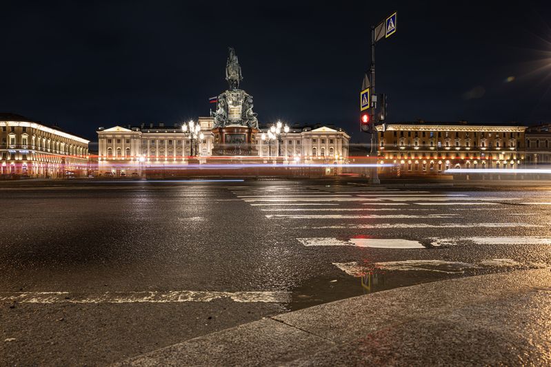 Линии судеб в ночном городеphoto preview