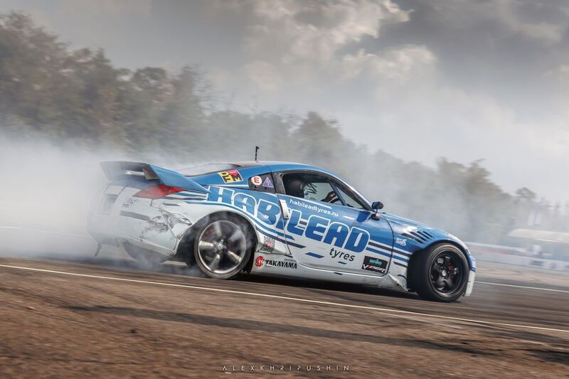 Жаркий дым и раскалённый асфальтphoto preview