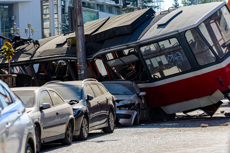 Извън релсиphoto preview