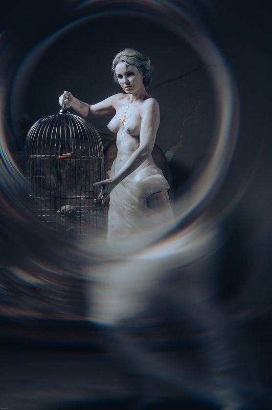 клетка, статуя, бодиарт, ню Будь свободнаphoto preview