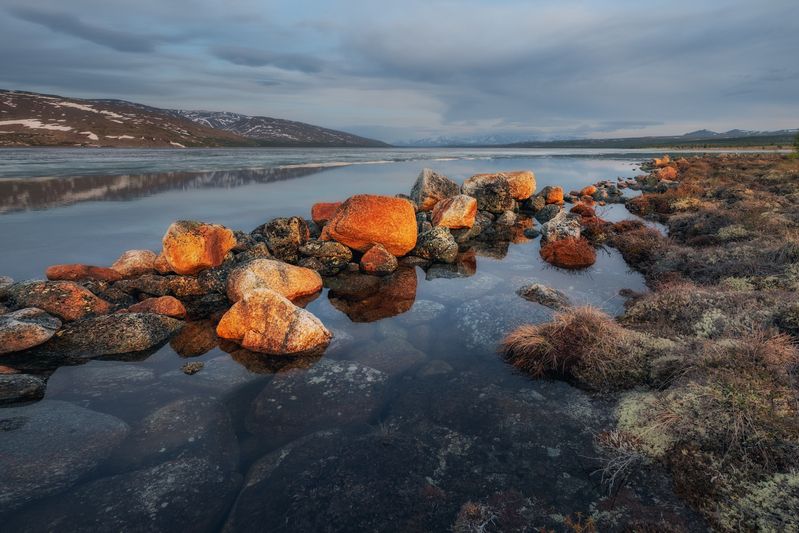 Озеро_Момонтай пейзажи_Колымы Магаданская_область июньский_лёд закат вечер Камушки и водаphoto preview
