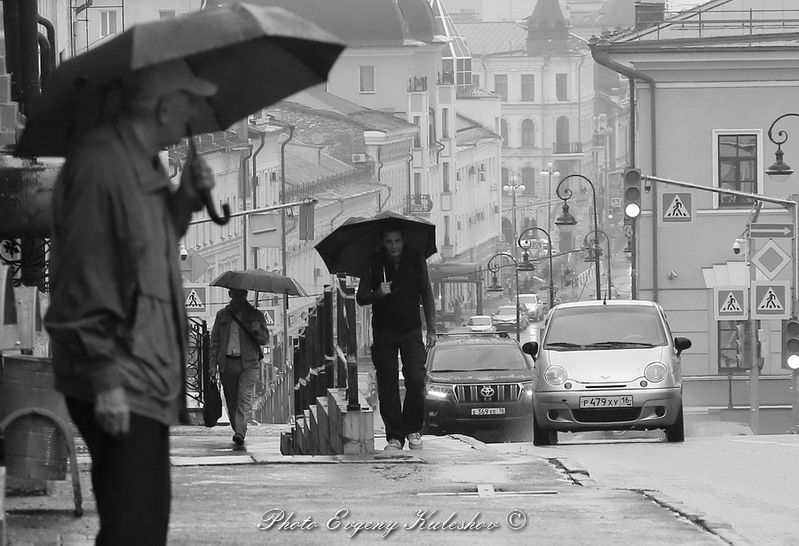 казань,  город,  дождь,  стрит,  репортаж, улицы, мостовая, ливень, чб, В дождливый день фото превью