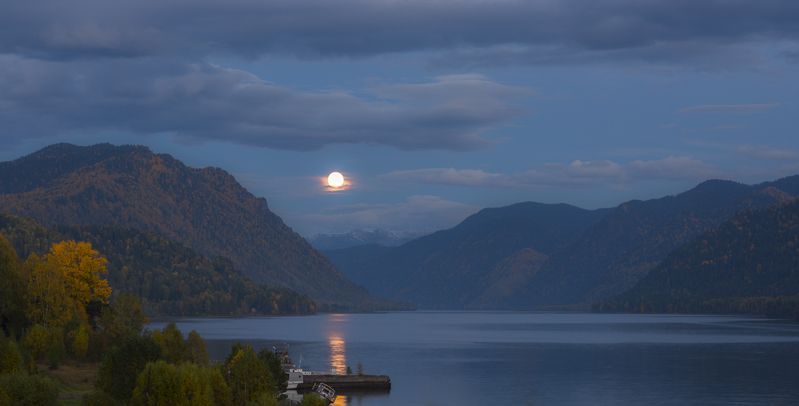 россия, горный алтай, осень, озеро, вечер, луна Луна над озеромphoto preview