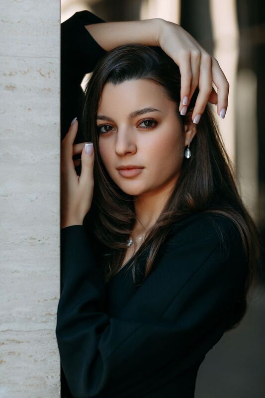 молодая девушка, городской стиль, дворы, на открытом воздухе Замираphoto preview