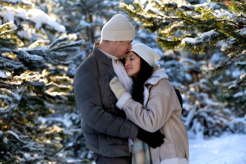 Мужчина и женщина, семья, воскресный день, январь зима, солнце, лес День января фото превью