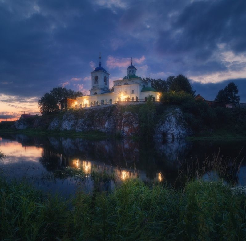 Храм на скалеphoto preview