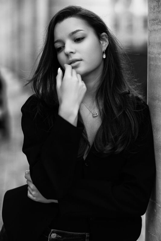 молодая девушка, городской стиль, дворы, на открытом воздухе Замираphoto preview