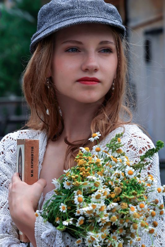 Девушка, лето ромашки, деревня, пастораль, книга Карина читает Лермонтова М.Ю. фото превью