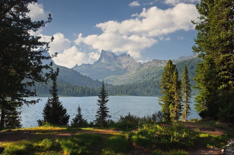 большой, вечер, вид, вода, волны, высокий, голубой, горы, деревья, ергаки, зеленый, красивый, красноярский край, озеро, пейзаж, природа, путешествия, размер, разрешение, рябь, саяны, сибирь, синий, скалы, трава, тропинка Картонный мирphoto preview