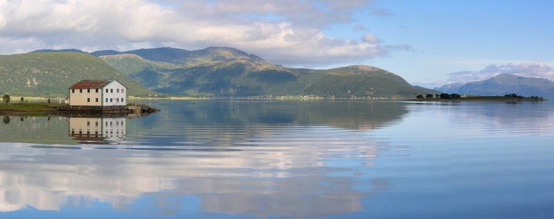 Лофотенские острова, Норвегия, отражение  Мой любимый домикphoto preview