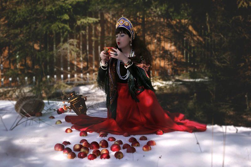 русская красавица, платок, чаепитие, павло-посадский платок, русский стиль, самовар, гусли Любавушкаphoto preview