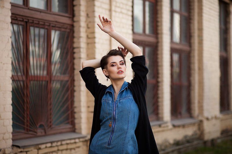 девушка, фэшн, стрижка, макияж, прическа, джинсовое платье, весна, кран, желтый кран, город Ксенияphoto preview