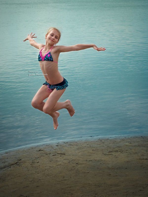 движение, девочка, каникулы, летать, лето, отдых, пляж, прыжок, река Земля, воздух и вода...photo preview