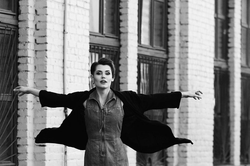 девушка, город, полет, прыжок, макияж, прическа, здание, окна, чернобелый Ксения. Полетphoto preview