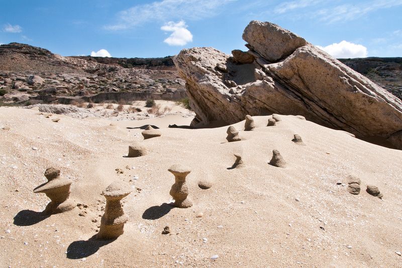 Казахстан. море. песок. Каспийское море. Песочные человечки.photo preview