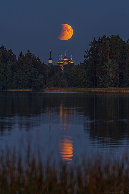 лунноезатмение2025 Астрономия года: полнолуние с тенью от Земли на своем лице восстаёт над Иверским монастырём на Валдаеphoto preview