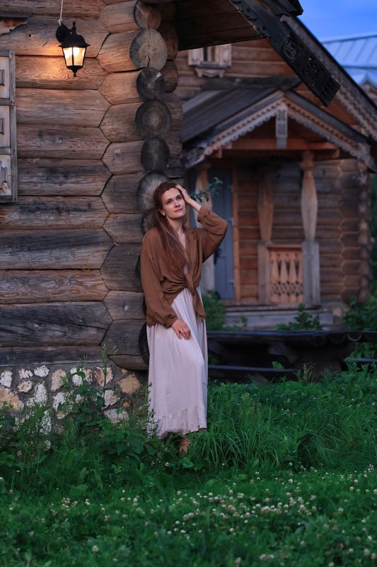 Женщина, вечер, деревня, свет фонаря, лето, деревянные дома Вечер фото превью