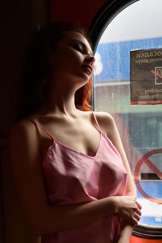 рыжая, redhead, поезд, train, вагон, carriage, путешествие, traveling, розовый, pink Попутчица/The traveling companion фото превью