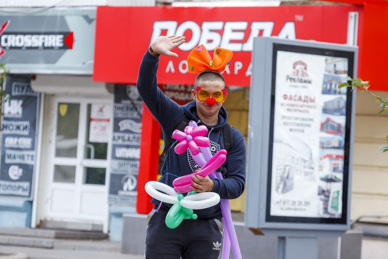 шарики, клоун, продавец, улица Продавец шариков фото превью