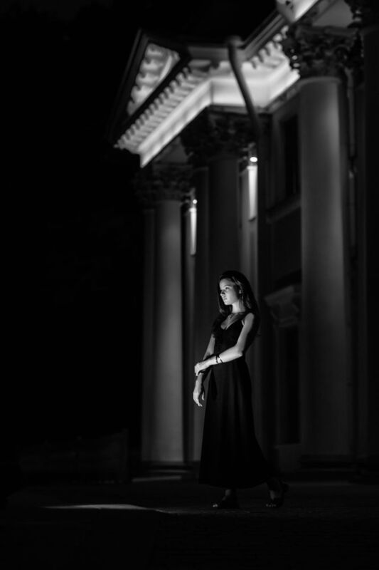 молодая девушка, городской стиль, дворы, на открытом воздухе Мираphoto preview