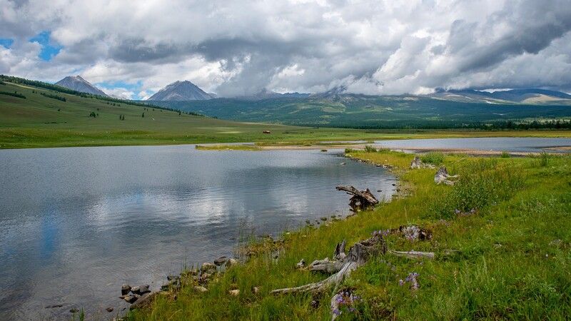 монголия, горы, лето, облака, озеро, горы, река, побережье Озеро Окуневоеphoto preview