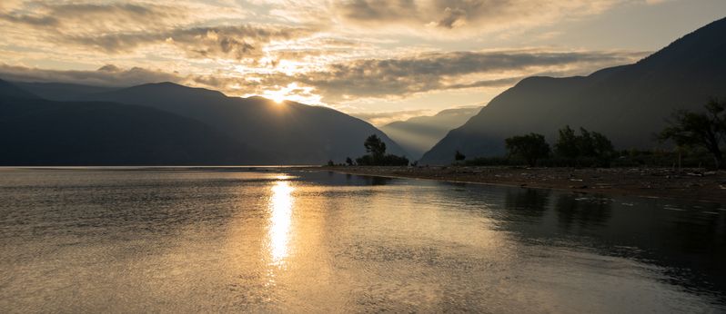 Россия, Горный Алтай, Улаганский район, Телецкое озеро, рассвет Нежный рассвет у Телецкого озера фото превью