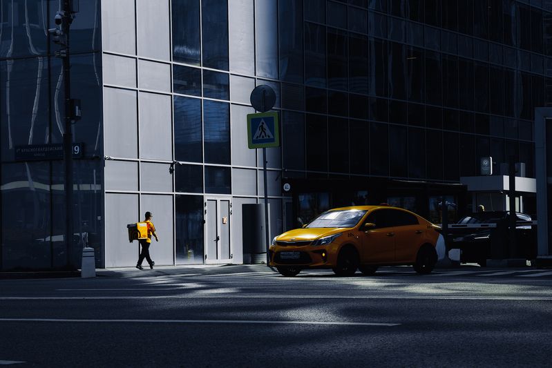 Город, такси, курьер, жёлтый Синие башни, жёлтые мечты фото превью