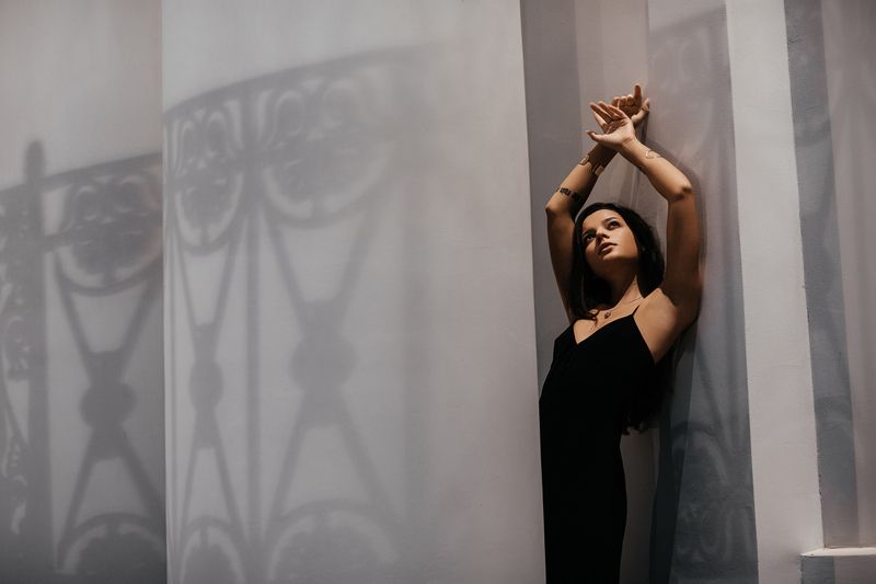 молодая девушка, городской стиль, дворы, на открытом воздухе Мираphoto preview