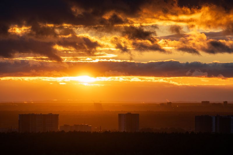 Закат и восход луны над Пермью фото превью