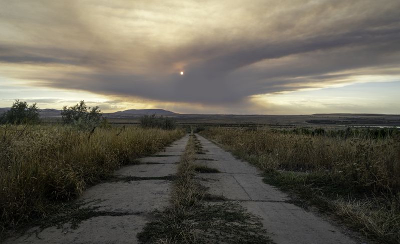 Россия, Крым, Феодосия, Коктебель, закат, дым Трава горела фото превью