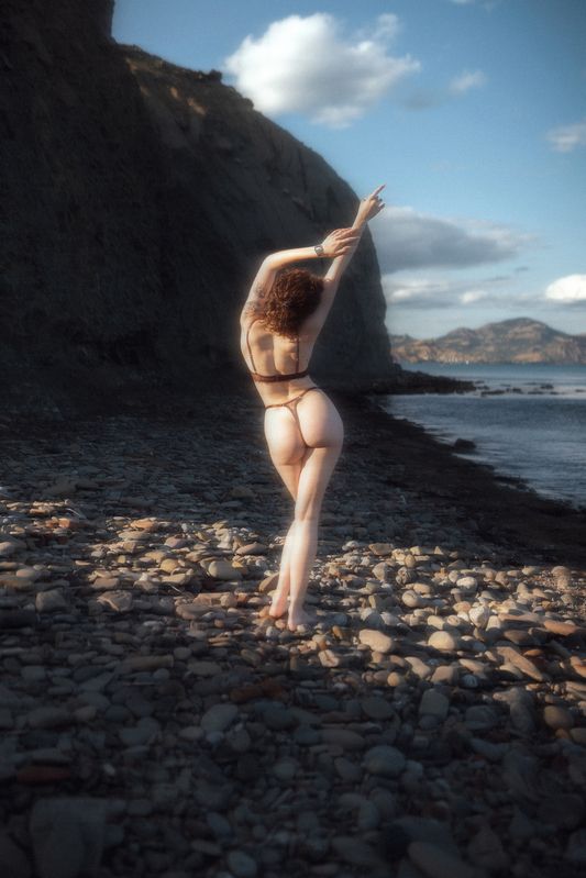 #artphotography, #nudeart, #sensualphotography, #blackandwhitephoto, #fineartnude, #naturalbeauty, #moodyportrait, #bwportrait, #softlight Аляphoto preview