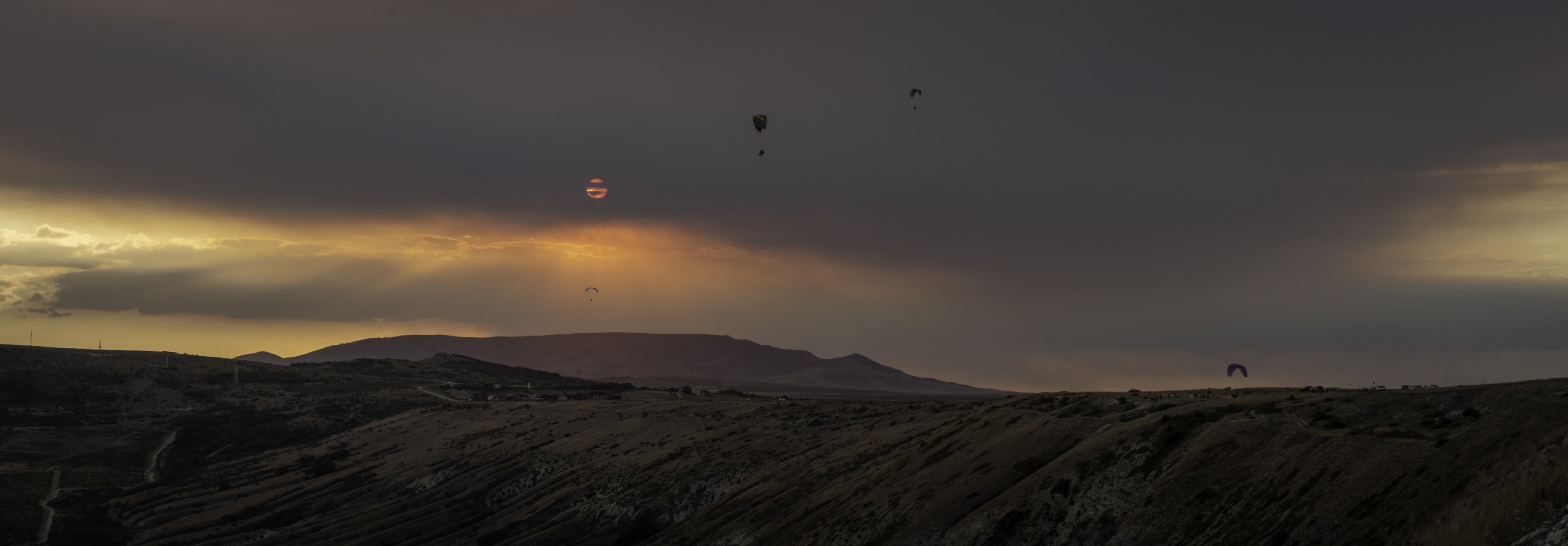 Россия, Крым, Киммерия, Кара-Даг, Коктебель, гора Клементьева, парапланы, закат На закате фото превью
