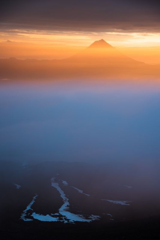 горы, вулкан, камчатка, рассвет, туман, mountains, volcano, kamchatka, sunrise, fog Надвигающееся облакоphoto preview