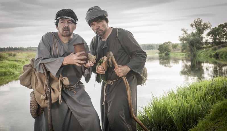 У реки фото превью