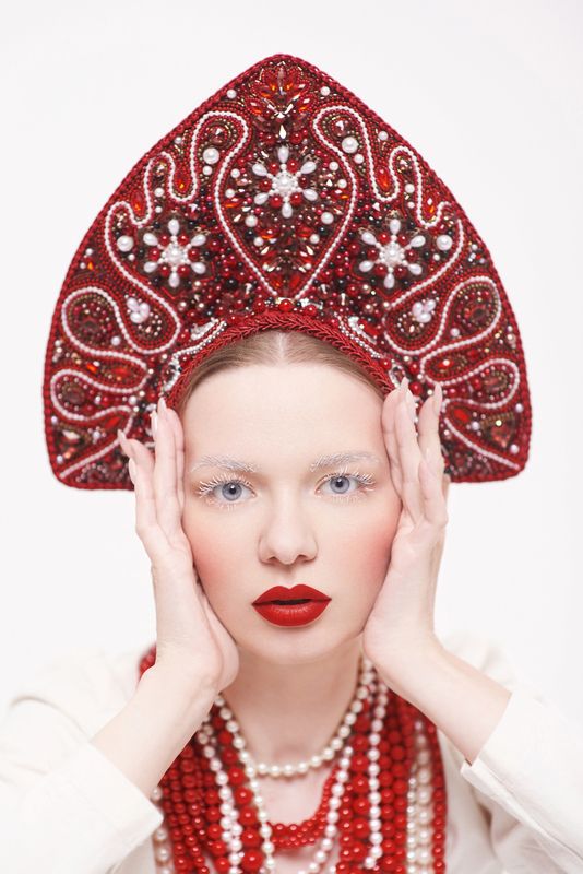 женский портрет, фото в кокошнике, русский стиль Брусникаphoto preview