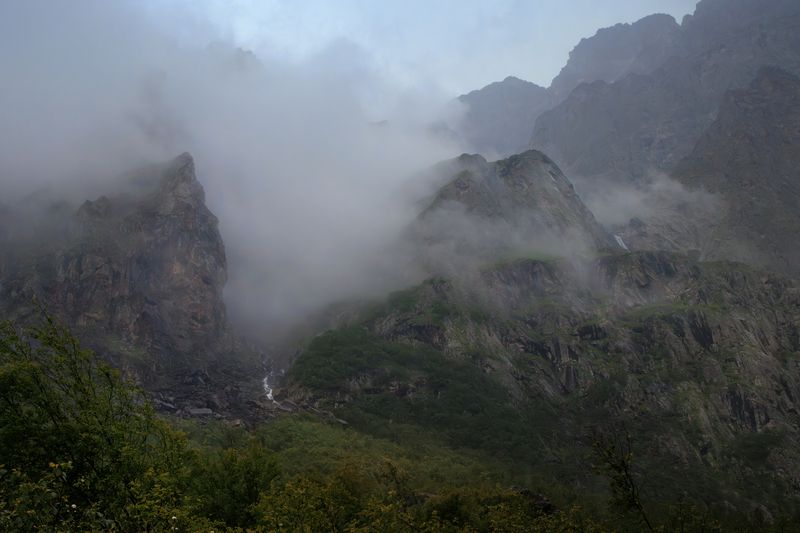 горы скалы утес облако туман дождь водопад Улетай, туча! фото превью