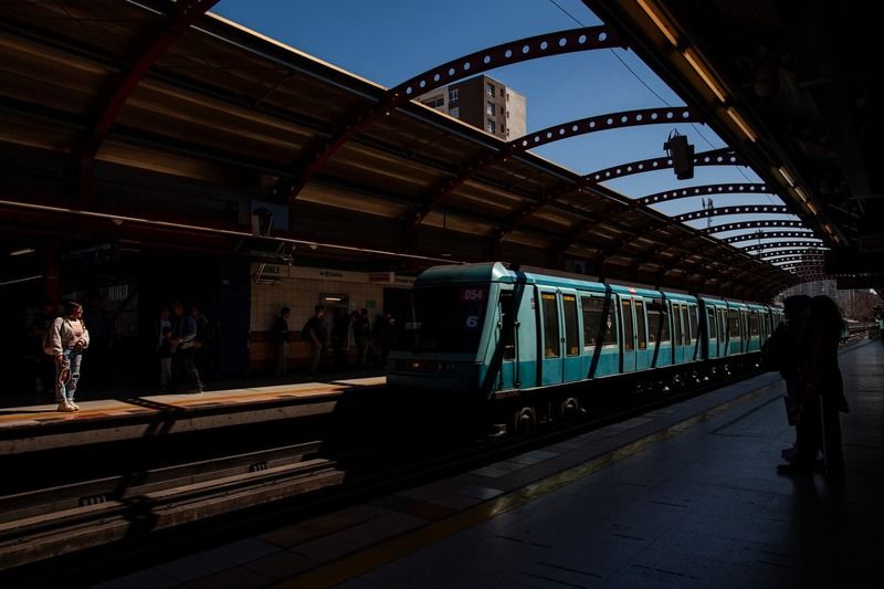 streetphotography, street, fotografía callejera, bastian cifuentes araya, periodista furioso, streetphoto, street photo, street photography, train, metro de santiago, subway SIN TÍTULOphoto preview