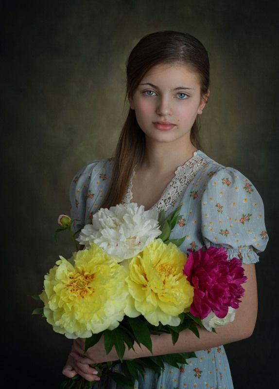 Девушка с пионамиphoto preview