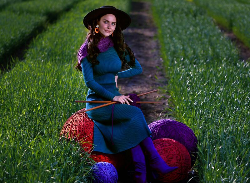 Девушка, поле, лето, вечер, клубки, спицы Вязание фото превью