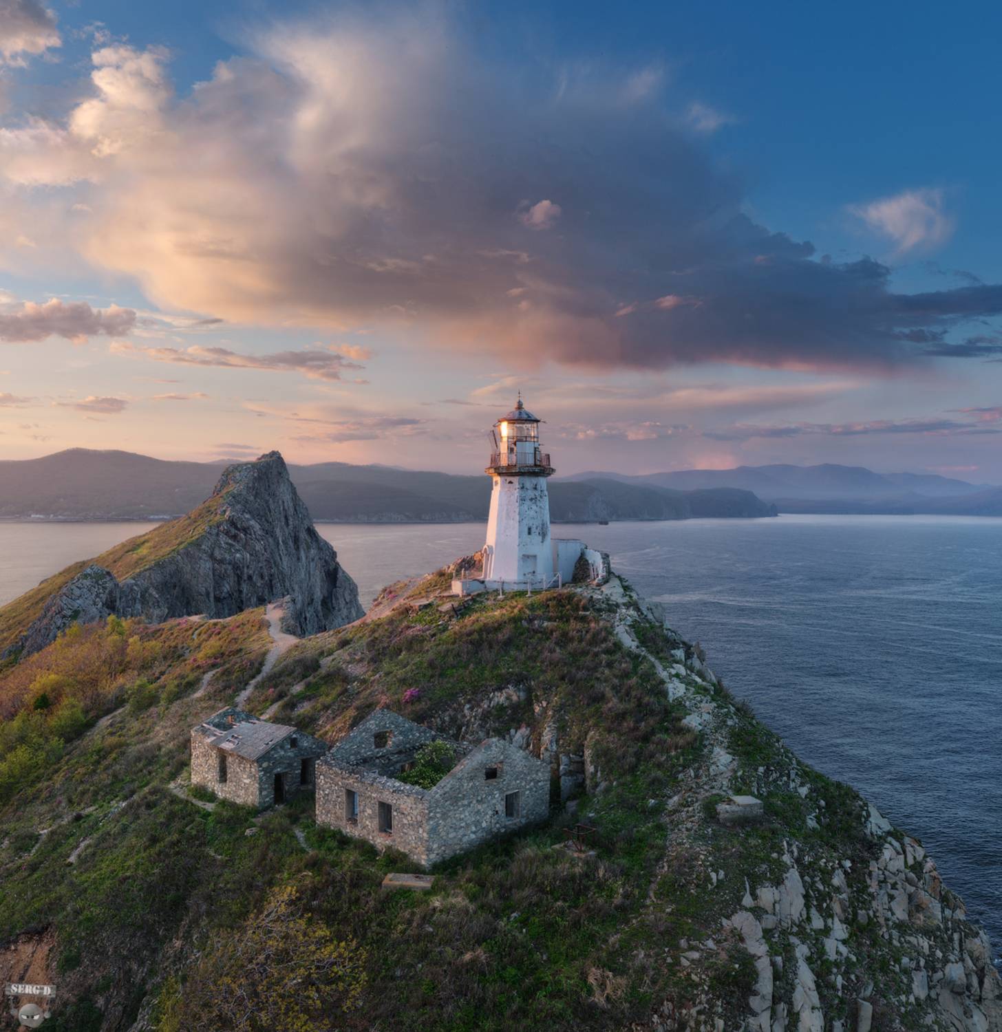 Маяк Рудный на мысе Бринера, Японское море. Автор: Сергей Дегтярёв , Сергей Дегтярёв